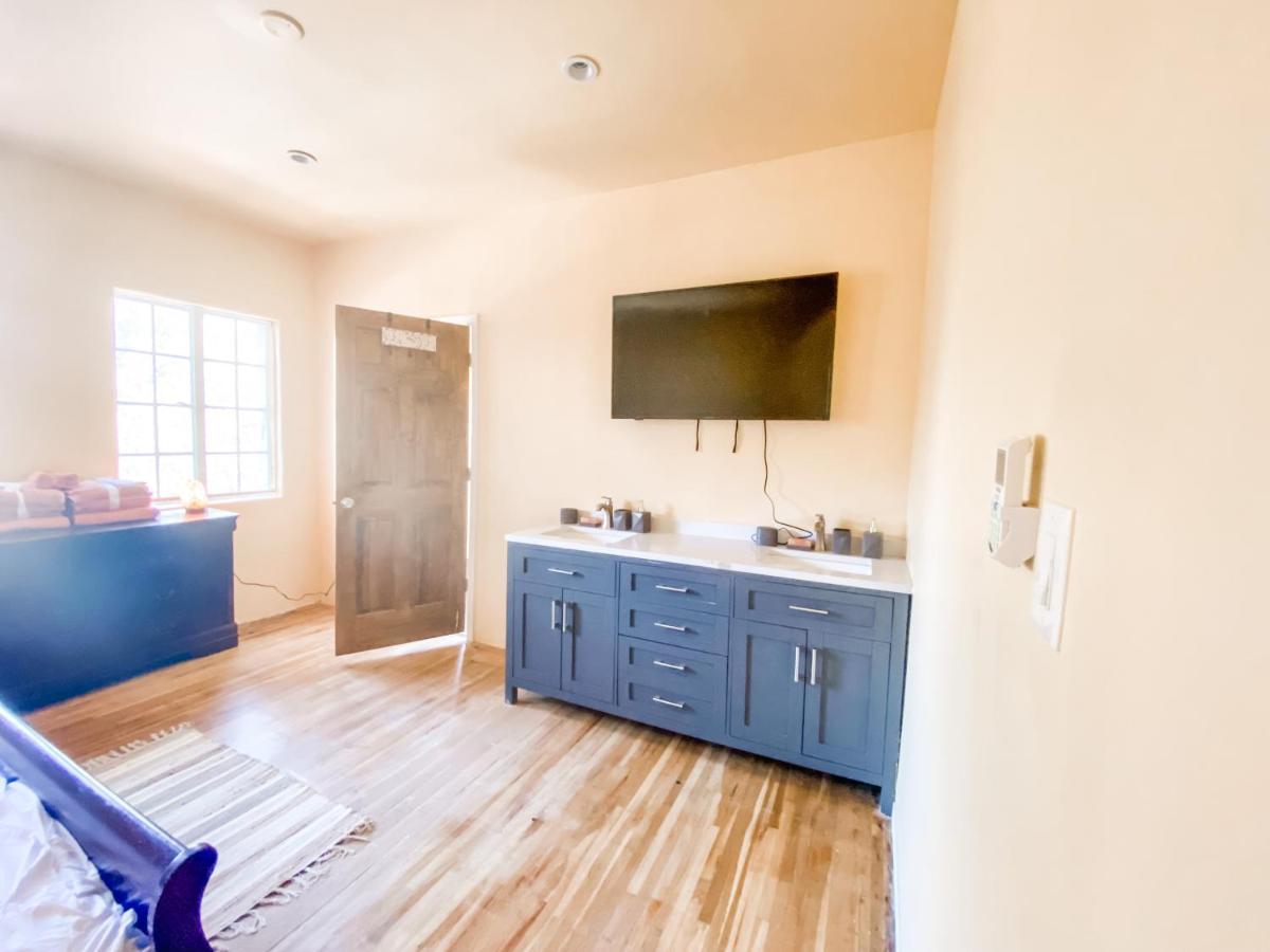 Island Girl Spa + Bed And Breakfast Los Angeles Exterior photo