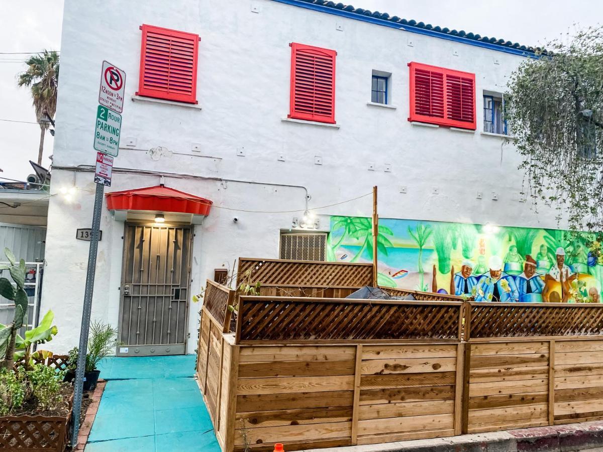 Island Girl Spa + Bed And Breakfast Los Angeles Exterior photo